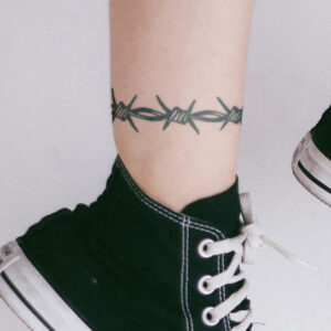 barbed wire semi-permanent tattoo on ankle, removable halal black jagua henna tattoo