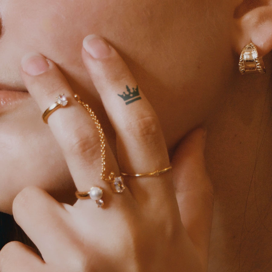 Finger tattoo of a diamond on Daniela.